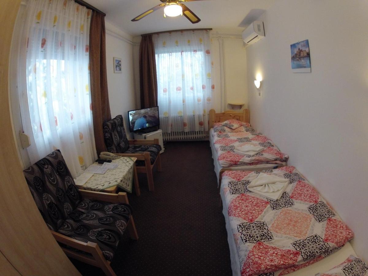 Olympos Panzio Hotel บูดาโอร์ช ภายนอก รูปภาพ