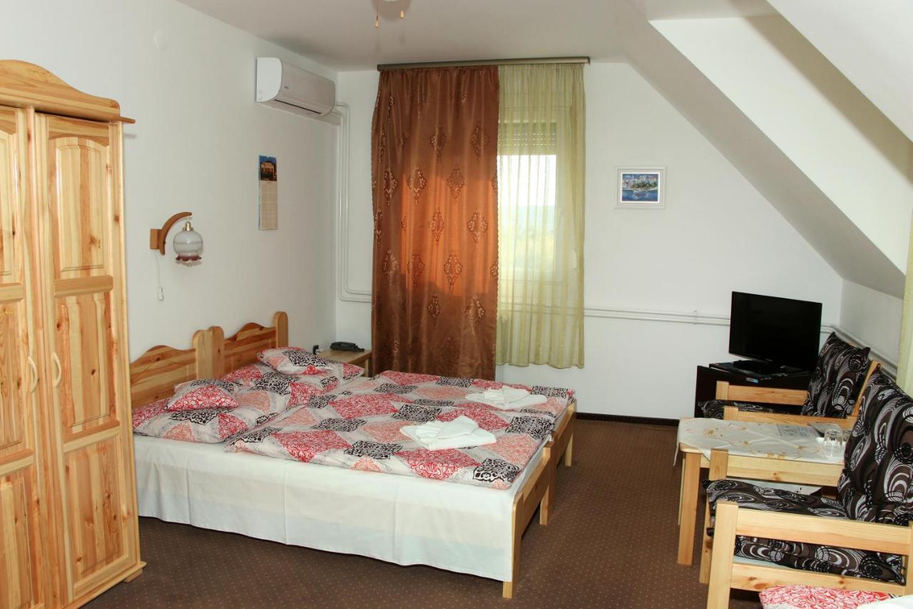 Olympos Panzio Hotel บูดาโอร์ช ภายนอก รูปภาพ