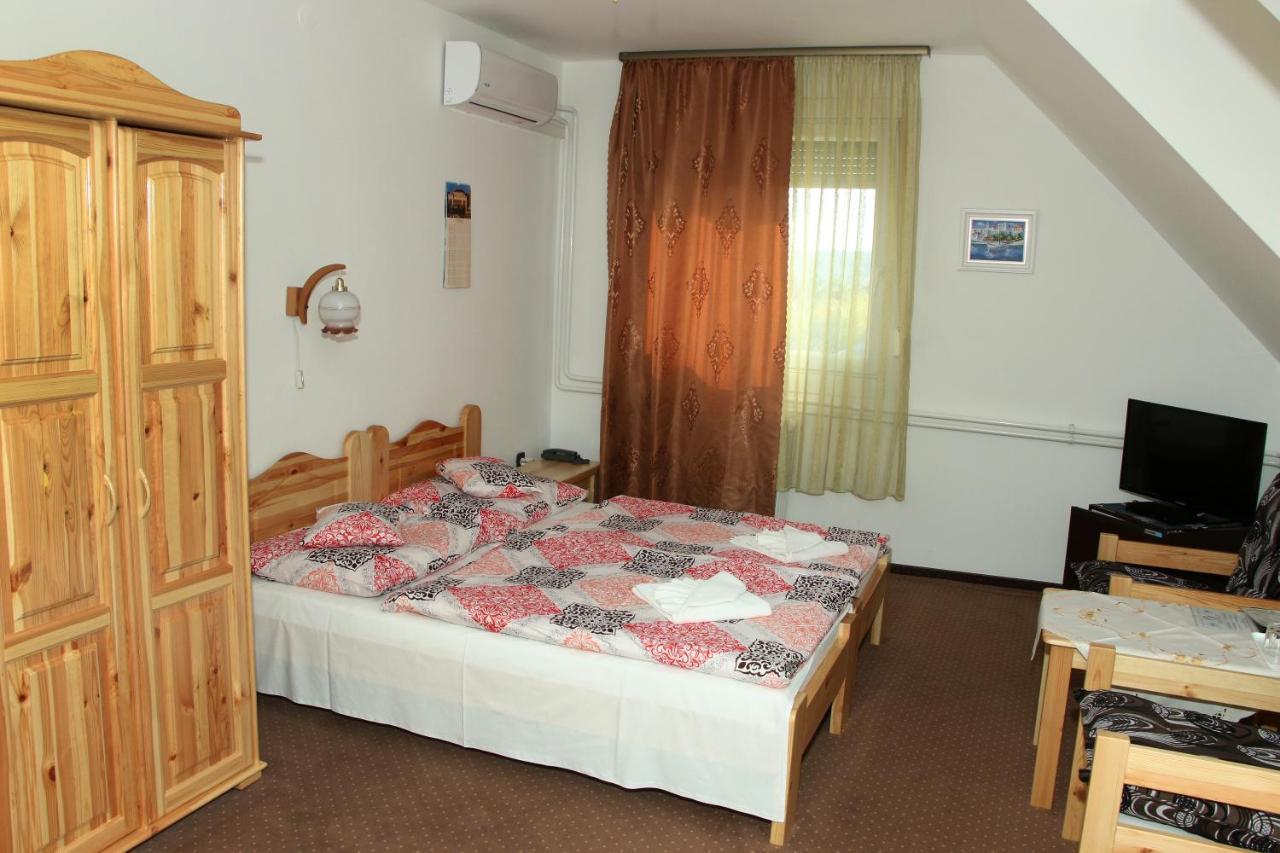 Olympos Panzio Hotel บูดาโอร์ช ภายนอก รูปภาพ
